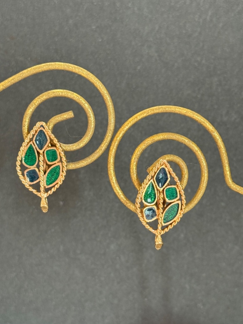 VINTAGE FLORENZA Leaf Clip Earrings Enamel Green Blue Gold MCM - Picture 6 of 6